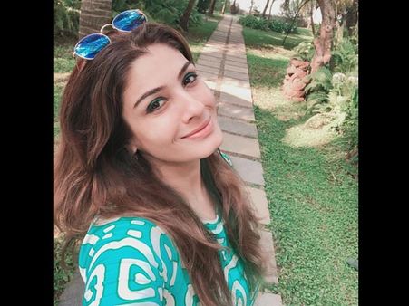 கோவிலுக்குள் செய்ற காரியமா இது? : கமல் ஹீரோயின் மீது போலீசில் புகார்