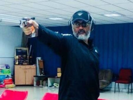 அஜீத்தின் 'துப்பாக்கி கனெக்ஷன்': வைரலான புகைப்படம்