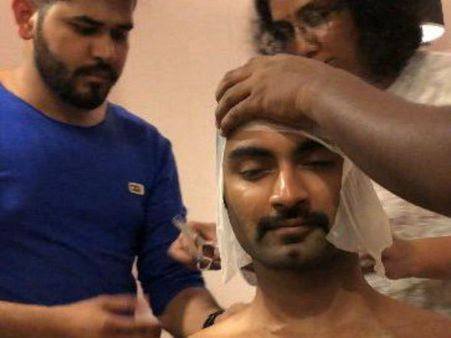 மூச்சு விடவே கஷ்டப்படும் அதர்வா.. வைரலாகும் மேக்கப் படங்கள்!