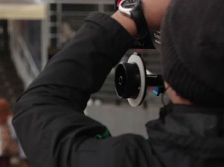 நடிகை உடை மாற்றும் அறையில் ஓட்டை போட்ட கேமராமேன்