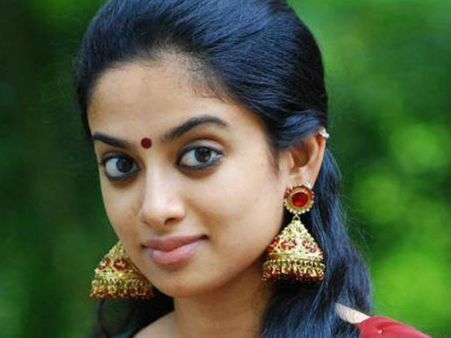 யுனிவர்சிட்டி ரேங்க் வாங்கிய மலையாள நடிகை.. நடிப்பு, படிப்பு இரண்டிலும் கெட்டி!