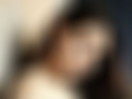 பாடகி நடிகை லெஃப்ட் அன்ட் ரைட் வாங்கியது வாரிசு நடிகையை தானா?