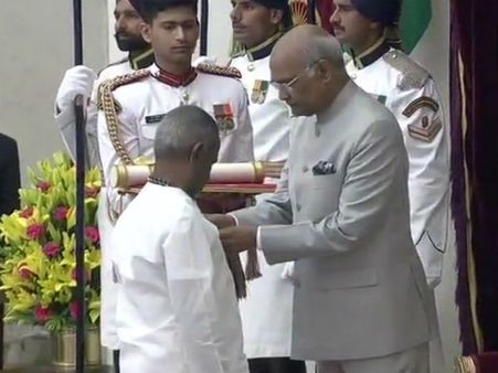 இளையராஜாவுக்கு பத்மவிபூஷண் விருதினை வழங்கினார் குடியரசுத் தலைவர்