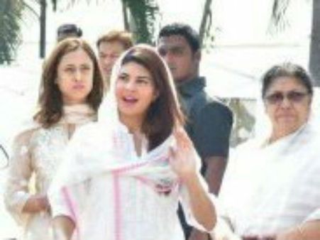 ஸ்ரீதேவியின் இறுதிச்சடங்கில் சந்தோஷமாக சிரித்த நடிகை: வெளுத்து வாங்கிய நெட்டிசன்ஸ்