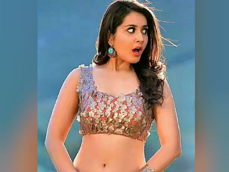 கிரிக்கெட் வீரர் பும்ராவை காதலிக்கிறாரா விஷால் ஹீரோயின்?: உண்மை என்ன?