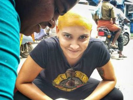 திடீரென மொட்டை அடித்துக்கொண்ட 'அனேகன்' நடிகை.. ரசிகர்கள் ஷாக்!