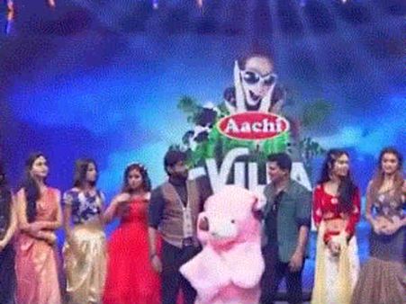 ஓடவும் முடியாது ஒளியவும் முடியாது.. 12 இளம்பெண்கள்.. 45 நாட்கள்.. இது கிராமத்து பிக்பாஸ்!