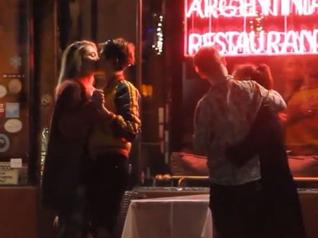 பிரபல நடிகையை காதலிக்கும் மைக்கேல் ஜாக்சன் மகள்: வைரலான லிப் டூ லிப் போட்டோ