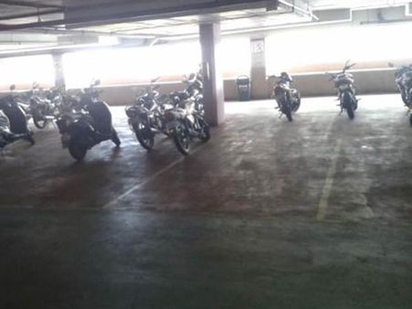 மால்களின் பார்க்கிங் கட்டணம் ரத்து... தெலங்கானாவில் இருப்பது அரசு.. இங்கே இருப்பது?