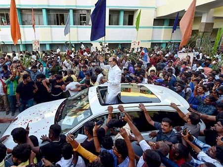 எம்ஜிஆர் சிலைத் திறப்பு: ரஜினியின் அரசியல் மாநாட்டுக்கு பிரமாண்ட முன்னோட்டம்!