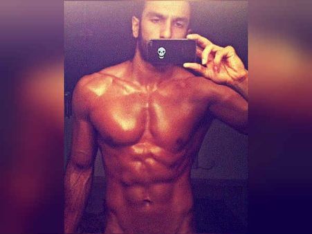 பிரபல நடிகரை நிர்வாணமாக வீடியோ எடுத்த ரசிகர்