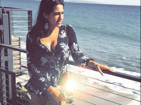 முதல் படம் பாதியில் நின்றும் வாரிசு நடிகைக்கு அடித்தது ஜாக்பாட்