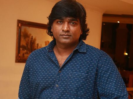 கட்டிப்பிடித்து நச்சுன்னு இச்சு கொடுக்கும் விஜய் சேதுபதி: அவர் வழி தனி வழி தான்