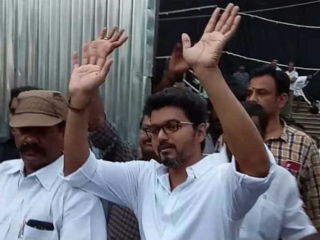 ஷூட்டிங் ஸ்பாட்டில் ரசிகர்களை சந்தித்த விஜய்.. வைரலாகும் லேட்டஸ்ட் போட்டோ!