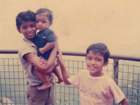 விஜய் தூக்கி வைத்திருக்கும் பாப்பா யார்னு தெரியுதா?