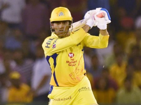 வெயிட்டு வெயிட்டு வெயிட்டு எங்க தல தோனி வெயிட்டு: புகழ்ந்து தள்ளும் பிரபலங்கள்