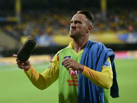 சேப்பாக்கம் ஷூ வீச்சு: மன்னிப்பு கேட்டு வாங்கிக் கட்டிக் கொண்ட விஜய், அஜீத் பட எடிட்டர் #FafDuPlessi