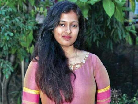 நேத்தே ட்விட்டரை விட்டு போறேன்னு சொல்லிட்டு இன்னும் என்னம்மா பண்றீங்க காயத்ரி?