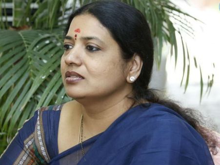 கணவரின் செக்ஸ் ஆசையை தீர்க்க இளம்பெண்களை அனுப்பினார் நடிகை ஜீவிதா: பெண் பரபர புகார்