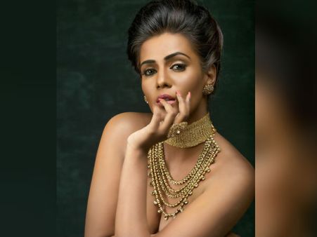 தமிழ் புத்தாண்டு வாழ்த்து தெரிவிக்க டாப்லெஸ் போட்டோவை வெளியிட்ட டி.எஸ்.கே நடிகை