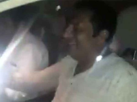 மோடி பக்தாள்களின் சேட்டையை பாருங்கள் என ட்விட்டரில் பிரகாஷ்ராஜ் வெளியிட்ட வீடியோ