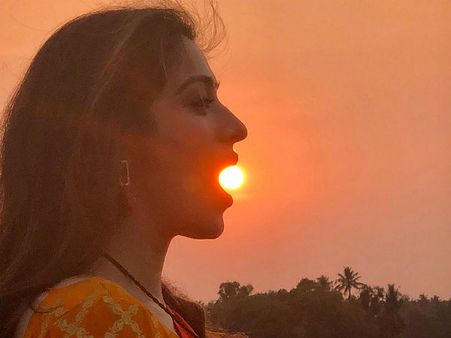 சூரியனையே தூக்கி சாப்பிடப் பார்த்த ராய் லட்சுமி: போட்டோ எடுத்தது யார் தெரியுமோ?