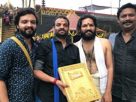 விக்ரம் நடிக்கும் பிரமாண்ட படத்தின் ஸ்க்ரிப்ட்டோடு 'மலை'யேறிய இயக்குநர்!