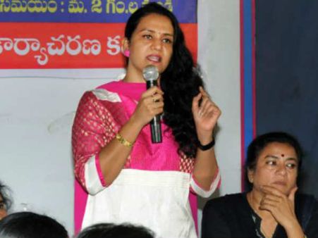 பகலில் அம்மான்னு கூப்பிட்டுவிட்டு இரவில் படுக்கைக்கு அழைக்கிறார்கள்: நடிகை கண்ணீர்