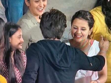 நேற்றைய ஐபிஎல் போட்டியில் போலீசார் அனுமதித்த கருப்பு சட்டை இவர் மட்டும் தான்