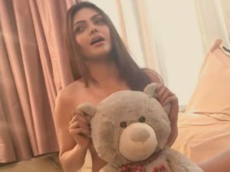 ஆடையே இல்லாமல் போஸ் கொடுத்து பரபரப்பைக் கிளப்பிய பிக்பாஸ் அழகி!