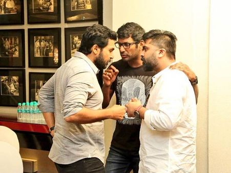 வாரே வா.. இதுவல்லவோ ஒற்றுமை... விஷாலுடன் பயங்கர நெருக்கமான சிம்பு!