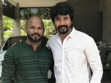 தங்க மகனை வீட்டிற்கு வரவழைத்து பாராட்டி பரிசு கொடுத்த சிவகார்த்திகேயன்