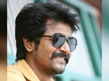 சிம்புவுக்கு டயலாக் பேப்பர் காட்டும் பையனாக வேலை செய்த சிவகார்த்திகேயன்