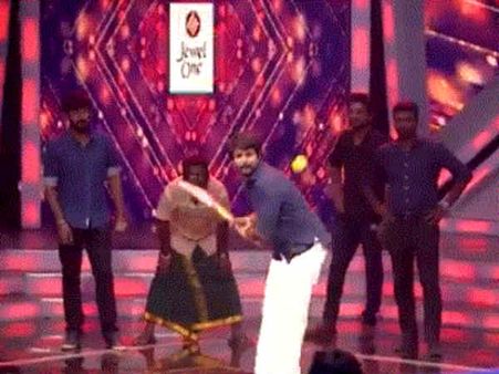 விவசாயத்துக்கு உதவ சொல்லிட்டு நீங்களே கிரிக்கெட் விளையாடினா எப்படி? - ரசிகர்கள் கேள்வி