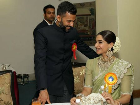 மும்பையில் தோழிக்கு டும் டும் டும்: தனுஷ் செல்வாரா?