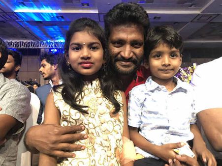 பரோட்டா சூரியின் மகன், மகளோடு புகைப்படம் எடுத்துக்கொண்ட டைரக்டர் சுசீந்திரன்!