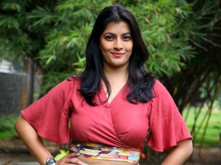 ட்விட்டரில் கெஞ்சிய வரலட்சுமி: எதற்கு தெரியுமா?