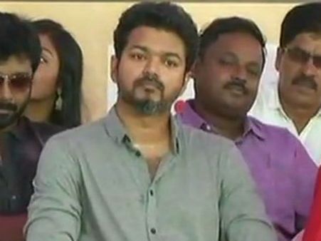 காவிரி, ஸ்டெர்லைட்டுக்காக திரையுலகினர் மவுன போராட்டம்: முதல் ஆளாக வந்த விஜய்