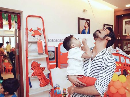 பர்த்டே பார்ட்டியில் மச்சினி மகனை தூக்கி கொஞ்சும் தனுஷ்: வைரல் புகைப்படம்