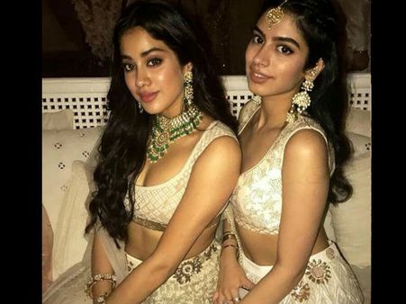 அக்கா சங்கீத் நிகழ்ச்சியில் அழகு தேவதைகளாக வந்த ஸ்ரீதேவியின் மகள்கள்