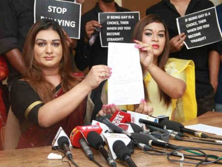 கேவலமாக சித்தரிக்கும் 'இருட்டு அறையில் முரட்டு குத்து'.. திருநங்கைகள் போலீஸில் புகார்!