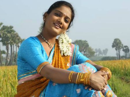 அது எப்படி நிர்வாணமாக நடிக்கலாம் என மிரட்டுகிறார்கள்: சென்னை போலீசில் நடிகை புகார்