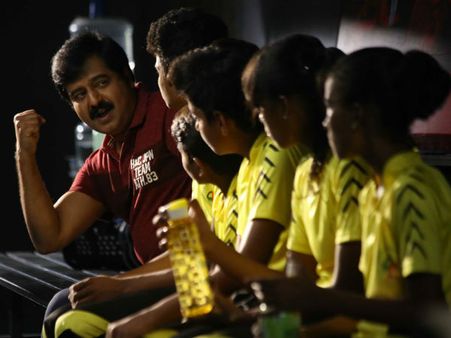 குழந்தைகளுக்கு தற்காப்பு கலை கற்பிக்கும் 'எழுமின்'.... பட்டய கிளப்பும் டிரெயலர்