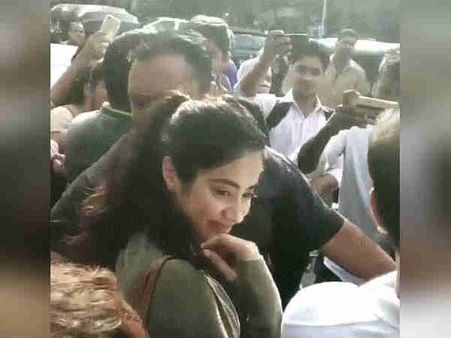 ரசிகர்கள் கூட்டத்தில் சிக்கிய ஸ்ரீதேவியின் மகள்: என்ன செய்தார் என்று பாருங்க