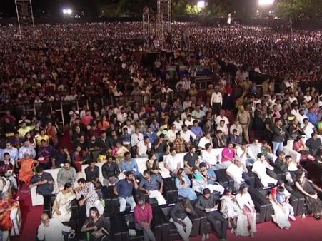 காலா ஆடியோ.. குவிந்த ரசிகர்கள்.. கட்டுப்படுத்த முடியாமல் திணறிய போலீஸ்.. கெஞ்சிய டிடி!