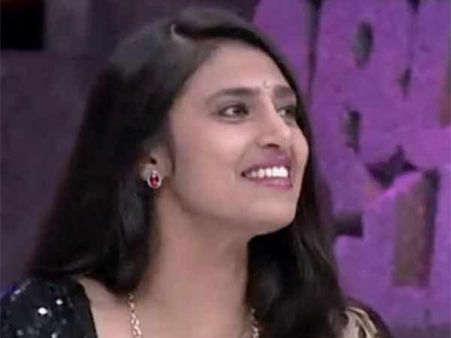 ஜூலியை மரண கலாய் கலாய்த்த கஸ்தூரி: ஏன் தெரியுமா?