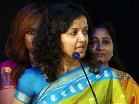 என்ன தகுதியில் விமர்சிக்கிறீர்கள்?: புளூ சட்டையை விளாசிய கிருத்திகா உதயநிதி