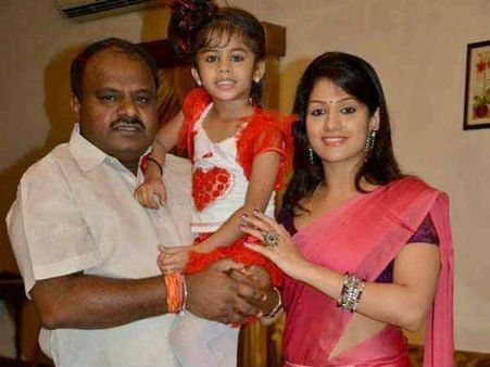 மகள் வயது நடிகையை மணந்த குமாரசாமி: பழசை தோண்டி எடுத்த நெட்டிசன்கள் #RadhikaKumarasamy