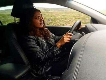 கார் விபத்தில் சிக்கிய தனுஷ் ஹீரோயின்