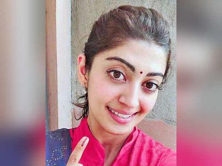 கர்நாடக தேர்தலில் ஓட்டு போட்ட நடிகை பிரணீதா!